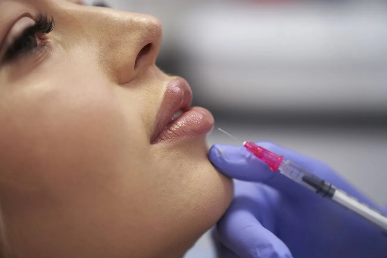 Botoks i kwas hialuronowy – czy można stosować je razem?